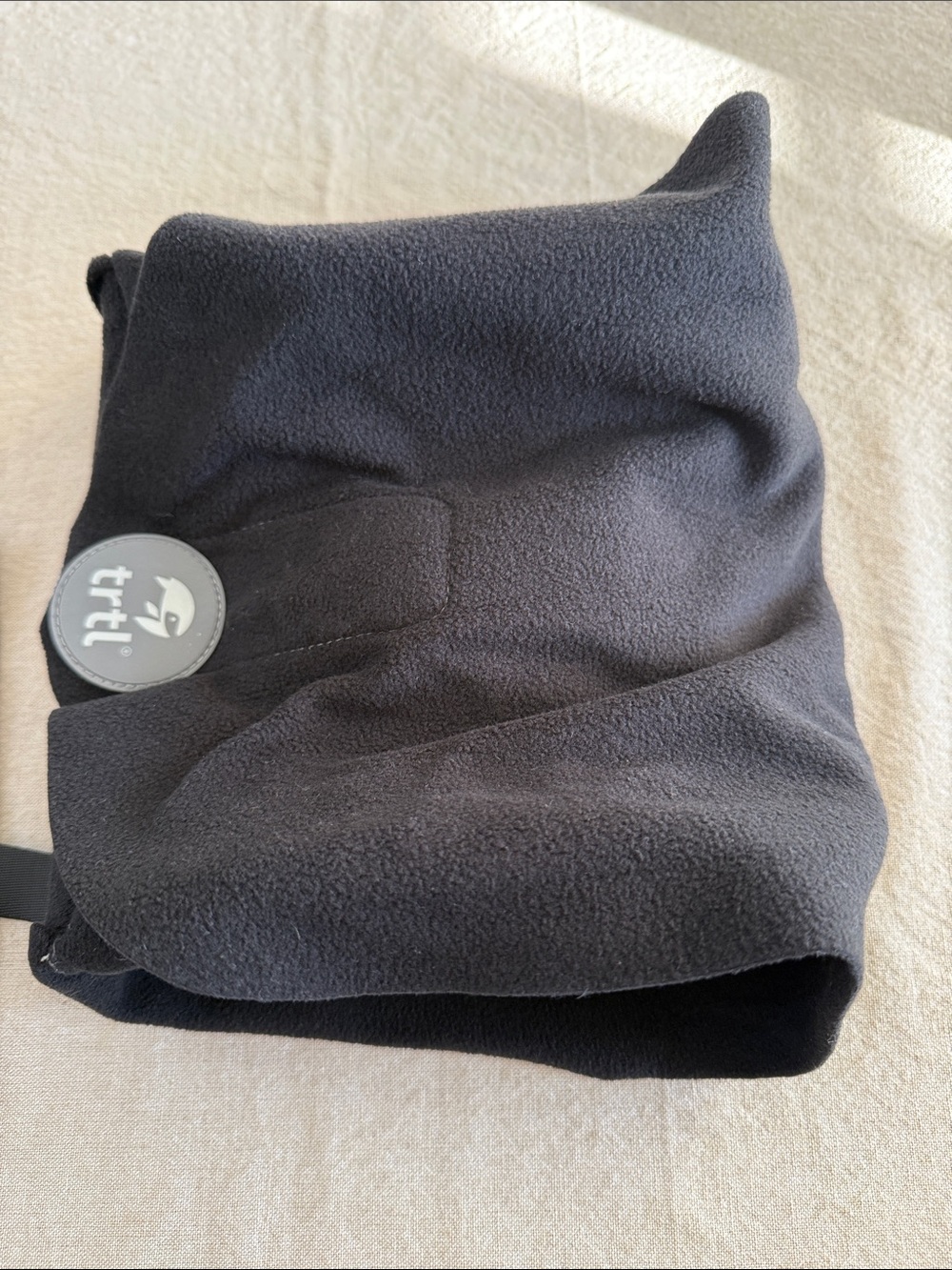 TRTL Travel Pillow Neck Support Pillow Black w/ Carry Bag Like New - Picture 6 of 11